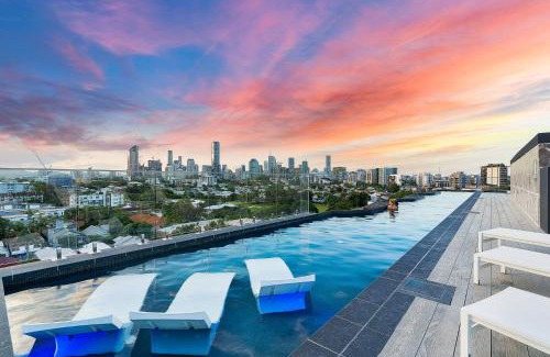 East Brisbane Apartamento | The Sinclair - Luxury Brisbane Apartment near The Gabba with Rooftop Pool, 3 Bedrooms & City Views