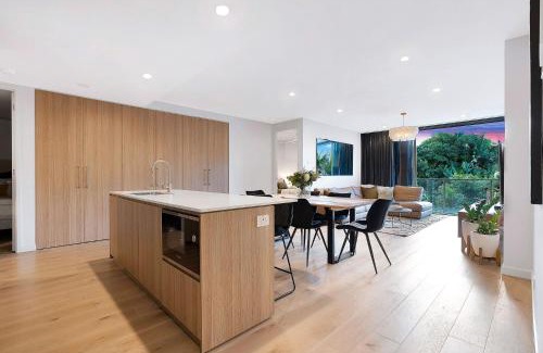 East Brisbane Apartamento | The Sinclair - Luxury Brisbane Apartment near The Gabba with Rooftop Pool, 3 Bedrooms & City Views
