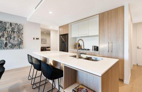 East Brisbane Apartamento | The Sinclair - Luxury Brisbane Apartment near The Gabba with Rooftop Pool, 3 Bedrooms & City Views