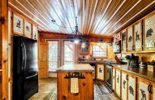 Townsend Casa | The Skinners Cabin Hot Tub Fireplace Grill