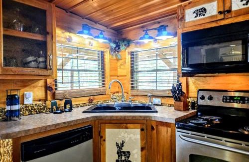 Townsend Casa | The Skinners Cabin Hot Tub Fireplace Grill