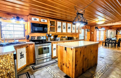 Townsend Cabina | The Skinner’s Cabin: Hot Tub, Fireplace & Grill!
