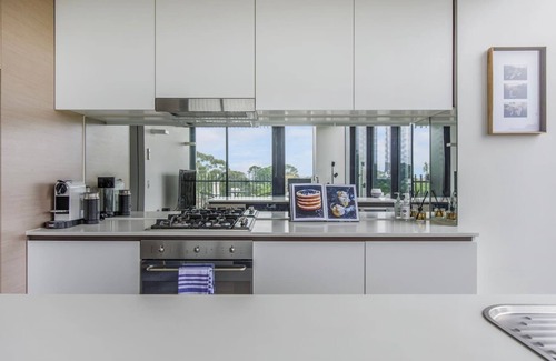Melbourne Apartamento | The SkyNook Sun Drenched Shimmer by Albert Park