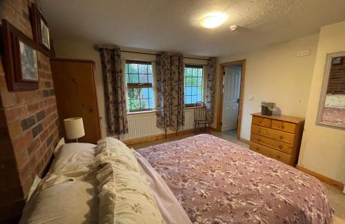 Tyrone Apartamento | The Slates Apartments - Fuchsia & Orchard Apartments
