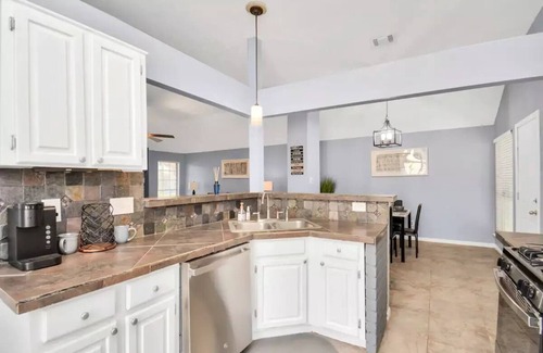 George Bush Park/Eldridge Casa | The Sleek Escape * Zen Courtyard * Artsy Backyard * Close to City & Attractions