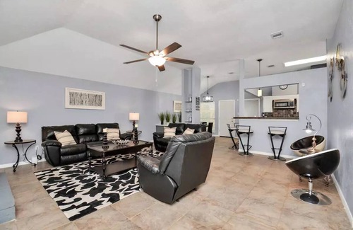 George Bush Park/Eldridge Casa | The Sleek Escape * Zen Courtyard * Artsy Backyard * Close to City & Attractions