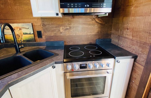 Southwest Middlesex Cabina | "The Sleepy Goat" Nature Lodge - Ultimate Farm Staycation Destination