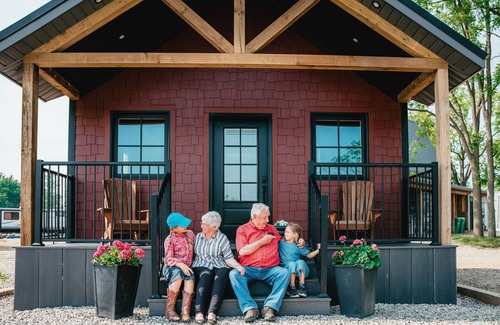 Southwest Middlesex Cabina | "The Sleepy Goat" Nature Lodge - Ultimate Farm Staycation Destination