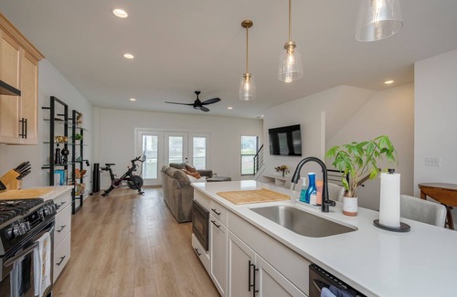 Lexington Casa | The Slow Horse - 3BR Modern Townhouse Near Rupp & Downtown