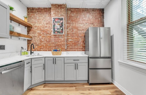 Metro Center Apartamento | The Smith Victorian 2BR Brownstone Apartment