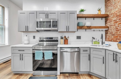 Metro Center Apartamento | The Smith Victorian 2BR Brownstone Apartment