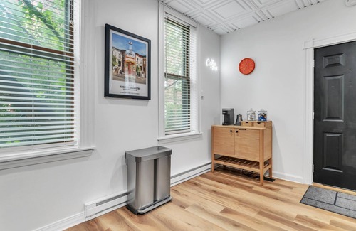 Metro Center Apartamento | The Smith Victorian 2BR Brownstone Apartment