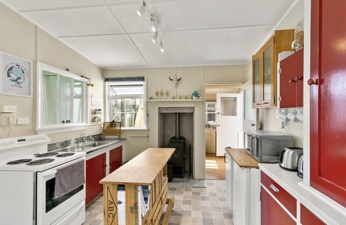 Foxton Beach Cabaña | The Smurf Shack - Renovated Retro Gem with Awesome Outside Living.