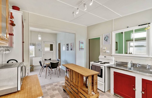 Foxton Beach Cabaña | The Smurf Shack - Renovated Retro Gem with Awesome Outside Living.