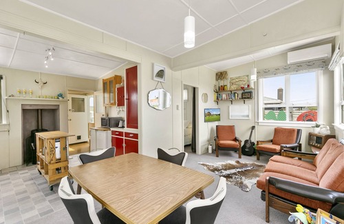 Foxton Beach Cabaña | The Smurf Shack - Renovated Retro Gem with Awesome Outside Living.