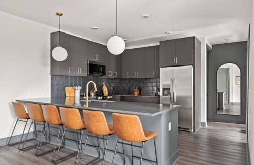 Rolling Mill Hill Apartamento | The Sobro Suite - 6 Beds + 6 blocks to Broadway!