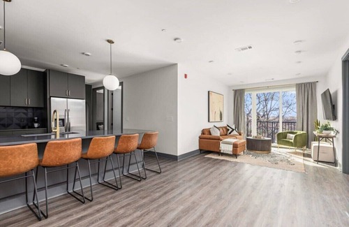 Rolling Mill Hill Apartamento | The Sobro Suite - 6 Beds + 6 blocks to Broadway!