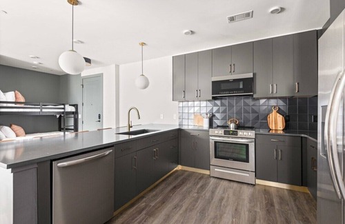 Rolling Mill Hill Apartamento | The Sobro Suite - 6 Beds + 6 blocks to Broadway!