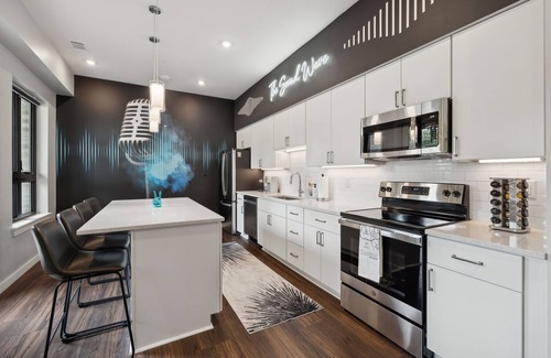 Edgehill Condominio | The Sound Wave on Music Row- Close to Broadway w Pool, Gym, Parking