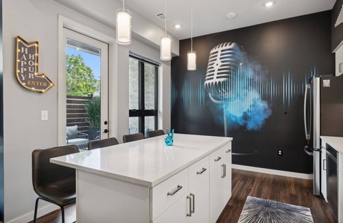 Edgehill Condominio | The Sound Wave on Music Row- Close to Broadway w Pool, Gym, Parking