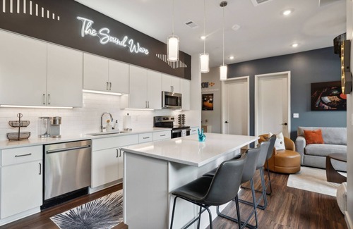 Edgehill Condominio | The Sound Wave on Music Row- Close to Broadway w Pool, Gym, Parking