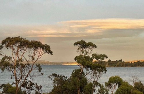 Murdunna Cama Y Desayuno | The Sounds. Overlooking King George Sound and King George Island, Murdunna, Tas
