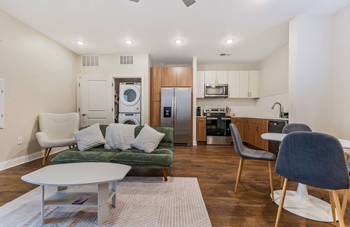 Eighth Avenue Apartamento | The Southern Serenade Suite: 1-Bedroom 1-Bath with Pool! 1 mile from Broadway