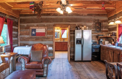 Brenham Cabina | The Spa Vista Private Log Cabin at Scenic Hill Retreat with Hot Tub and Moon Tower