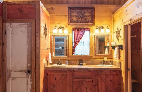 Brenham Cabina | The Spa Vista Private Log Cabin at Scenic Hill Retreat with Hot Tub and Moon Tower