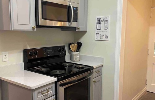 Macon Cabaña | The Speakeasy Cottage, renovated midtown, quiet