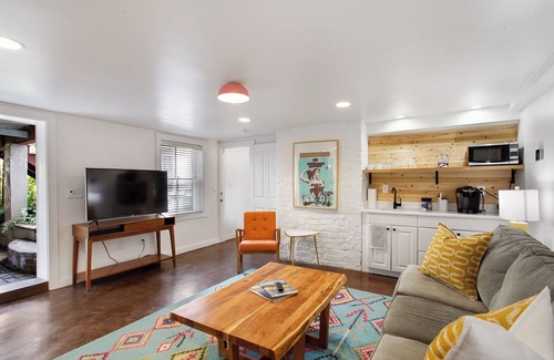 Savannah Victorian District Apartamento | The Squares of Savannah: Modern Chic Apartment by Lucky Savannah