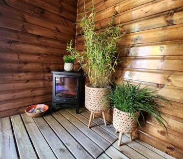 Dogdyke Casa | The Stable Annexe with hot tub & horses