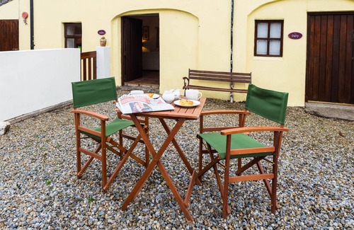 Fethard on Sea Cabaña | THE STABLE, pet friendly in Fethard-On-Sea, County Wexford