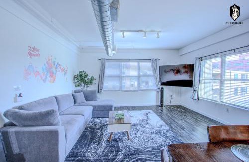 Downtown Memphis Apartamento | The Stallion #305 - Walk to Attractions - Modern Spacious 1BD Loft in Memphis Downtown