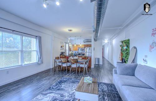 Downtown Memphis Apartamento | The Stallion #305 - Walk to Attractions - Modern Spacious 1BD Loft in Memphis Downtown