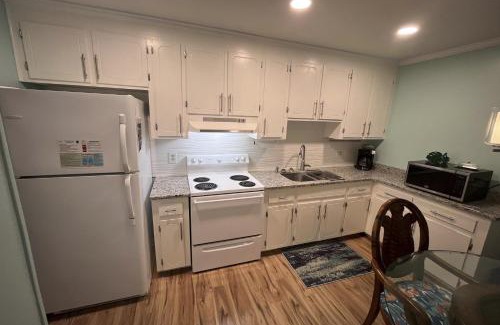 Emerald Isle Casa | The Stanley Cottage (Downstairs)