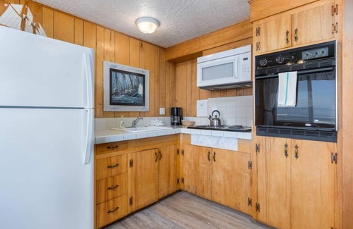 Lincoln City Condominio | The Starfish, 1 dormitorio frente al mar con sofá cama, chimenea, cocina, balcón al mar