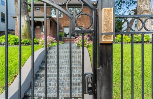 Oak Lawn Casa | So Cozy meets Luxe in Uptown and Oak Lawn - the heartbeat of Dallas!