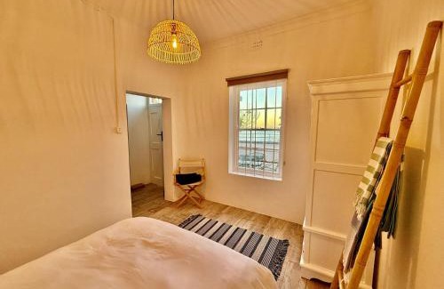 Gordons Bay Central Apartamento | 'The Stone Cottage' - Charming, Private and On the Beach - Sleeps 2