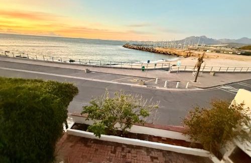 Gordons Bay Central Apartamento | 'The Stone Cottage' - Charming, Private and On the Beach - Sleeps 2