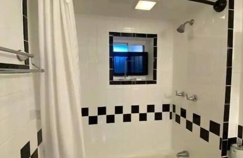 Fayetteville Casa | The Stone House/hot tub is within easy access to New River Gorge National Park.