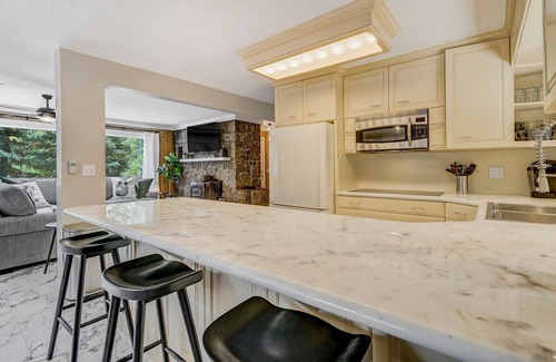 Cascade Casa | The Stone Lodge | Sleeps 15 | Hot Tubs | Game Room