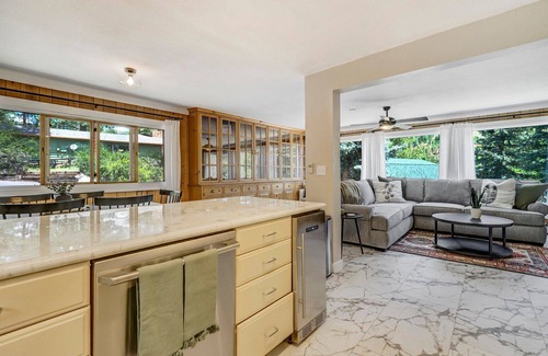 Cascade Casa | The Stone Lodge | Sleeps 15 | Hot Tubs | Game Room