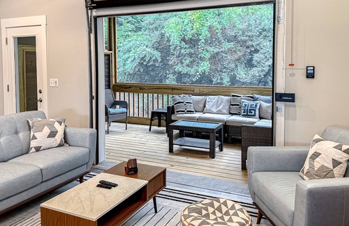 West Meade Casa | The Stonecrest Hideaway | Dog-friendly townhouse in Nashville with deck & grill