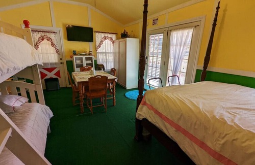 Canton Cabina | The Strawberry House Near First Monday Trade Days