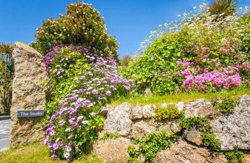 Sennen Cove Casa | The Studio Cottage, with, Sea views, Garden, Amazing Location by beach