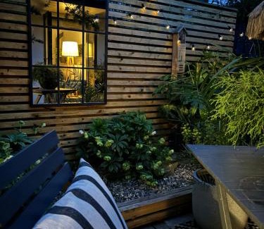 Helen's Bay Apartamento | 'The Studio' Designer, seaside cottage