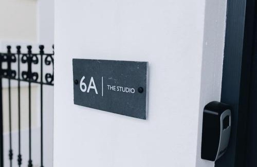 Helen's Bay Apartamento | 'The Studio' Designer, seaside cottage