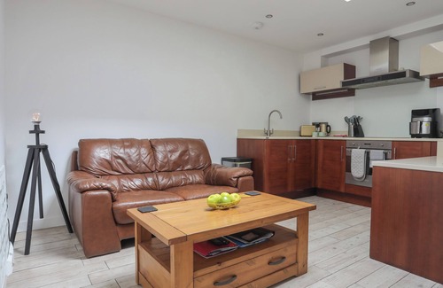 Cemaes Bay Cabaña | The Studio @ The Old Post Office