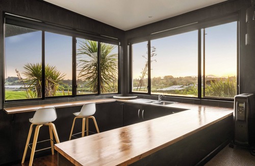 Tasman Apartamento | El estudio con vistas al agua.